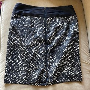 Black and white print zip skirt